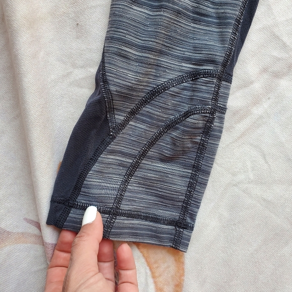 Lululemon Capris athletica leggings size 6 women's in gray and black - Picture 2 of 5